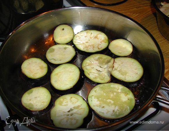 Смываем соль с баклажанов и обжариваем их и морковь, очищаем помидоры и режем на мелкие части.