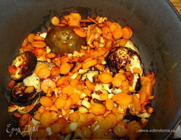 складываем слоями в кастрюлю с широким дном поочередно баклажаны, морковь с белым корнем, лук, болгарский перец, помидоры и ставим на сильный огонь.