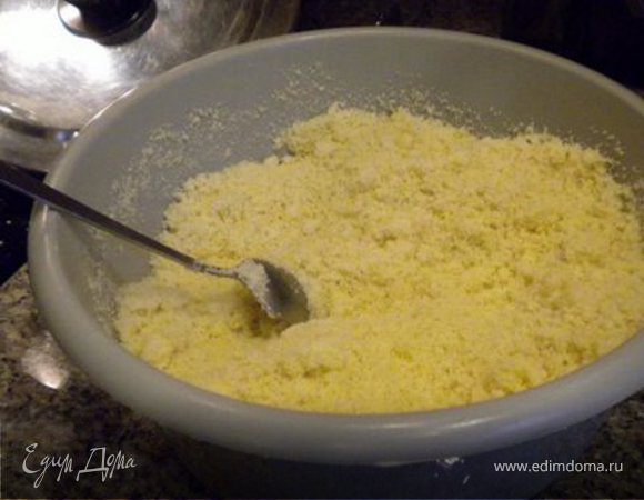 Кускус залить кипятком  и поставить в сторону.