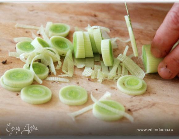 Обжарить до золотистого цвета лук. Отложить в отдельную посуду. В той же кастрюле обжарить окорочка  со всех сторон до легкого золотистого цвета. Добавить к окорочкам жареный лук,изюм и заливаем кипятком.По вкусу добавляем соль перец , мед.
Доводим до кипения и на маленьком огне готовим примерно 2 часа до полной готовности курицы .