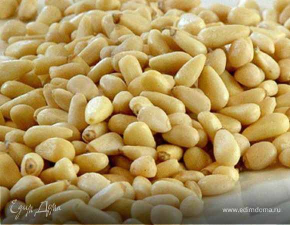 Отдельно обжарить до золотистого цвета кедровые орешки.Смешать с кинзой и готовым кускусом.
При подаче сверху кускуса положить курицу и полить соусом.