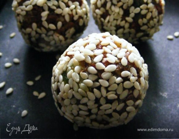 1. Киви нарезаем тонкими ломтиками (о,3-0,4 см), выкладываем сушиться на солнце или в  дегидраторе/сушилке. На солнце сушила 1-2 дня.
2. Семечки льна прокручиваем в измельчителе. Удаляем косточки из фиников, добавляем к перемолотым семечкам льна вместе с сушеными киви, стружкой кокоса и цедрой лимона, снова прокручиваем.
3. Из полученной массы раскатываем шарики, обваливаем их в кунжуте. Оставляем в холодильнике на пару часов. 