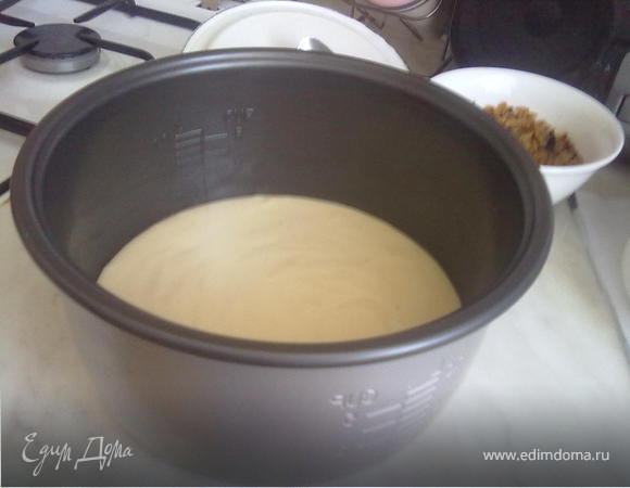 1. испечь меньший бисквит в мультиварке ( можно испечь и в духовке). Смазать мультиварочную форму маслом, залить туда тесто(3 яйца, 100 г сахара, 100 г муки, ванилин, по щепотке соли и лимонной кислоты). 