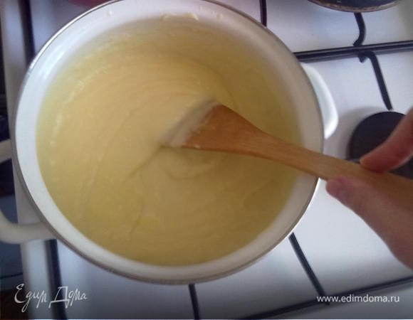 4. Приготовить заварной крем. Взбить 2 белка, добавить сахар,желтки, 400 мл молока.
100 мл молока смешать с мукой, влить в предыдущую смесь. Варить на медленном огне, непрерывно помешивая до закипания.