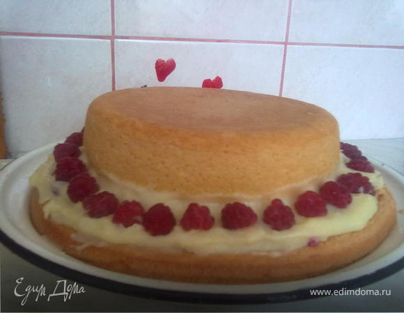5. Смазать корж кремом, поместить сверху меньший корж, на крем выложить целую малину.
