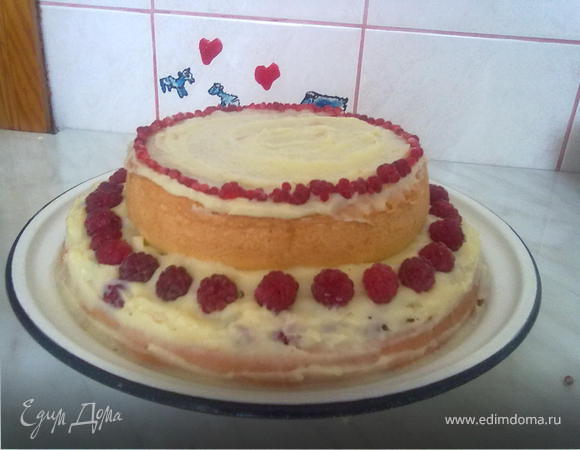 6. Смазать верхнюю часть кремом, украсить малиной. Вот наш тортик и готов!