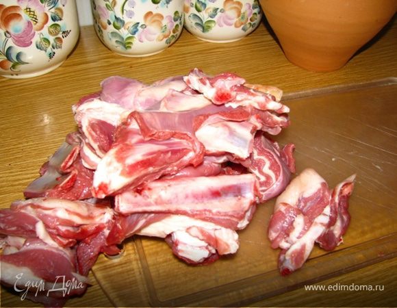 Режем баранину на кусочки среднего размера.