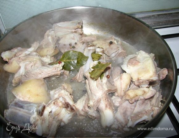 Обжариваем мясо в собственном соку под крышкой на среднем огне.