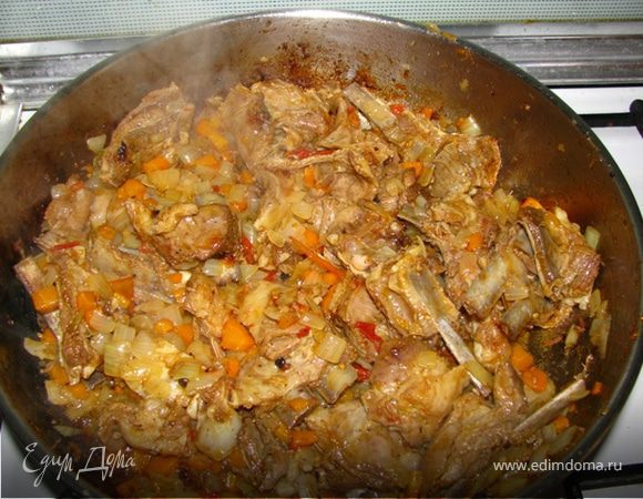 Когда мясо станет мягким, приблизительно через 40-45 мин., добавляем морковь, а через пять минут лук, доводим все до золотистого цвета. Вот и все. Приятного аппетита!