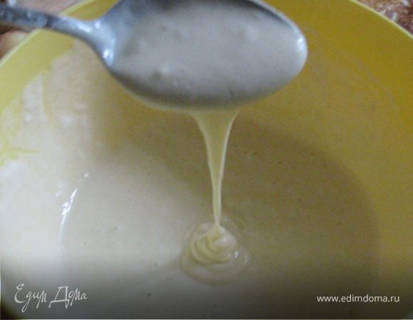 Замесим тесто: смешаем все ингредиенты в однородную массу (соду при этом погасите уксусом) и пока тесто отдыхает, очистим яблоки от сердцевины и кожуры. Вместо яблок можно использовать бананы или сливы, но сливы лучше брать "Венгерку" - не такие водянистые.