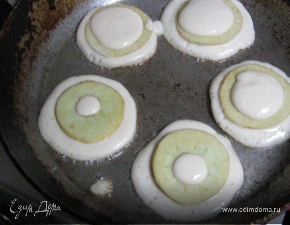 Теперь будем жарить: на хорошо разогретую сковороду с маслом наливаем столовую ложку теста и "размазываем" оладушек, увеличивая его т.о. в диаметре. Следом раскладываем на оладьи кружки яблока, сверху наливаем тесто и опять "размазываем" по яблоку. Все. Обжариваем с двух сторон на среднем огне, чтоб тесто успело пропечься и с медом к чаю - шикарный завтрак!