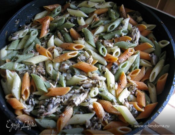 Обжарить на сковородке грибы с мелко нарезанным чесноком, кусочками вареной курицы на оливковом масле. Посолить по вкусу.
Отварить макароны.
Добавить в сковородку с грибами перемешать и пожарить еще 5 минут.
Подавать с тертым сыром и/или песто.
