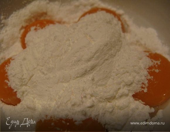 Отделяем белки от желтков. Желтки взбиваем с сахарной пудрой до белого цвета.
Маскарпоне комнатной температуры разминаем деревянной лопаточкой в однородную массу.
и соединяем с желтками.
Белки взбиваем с небольшим количеством соли в плотную пену
и аккуратно вмешиваем в сырно-желтковую массу.
Печенье (половину) по одной штуке обмакиваем в кофе с ликером

Мочим печенье (секунду)

и укладываем на форму.
Накрываем половиной крема.
