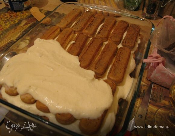 Повторяем слои еще раз и последний слой крема посыпаем какао-порошком (через ситечко) или тертым горьким шоколадом.
Можно украсить белым шоколадом.

