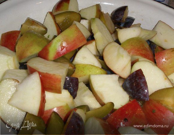 Яблоки и сливы режем "кубиками" ,не забываем предварительно помыть, обсушить и удалить сердцевинки и косточки из слив.
