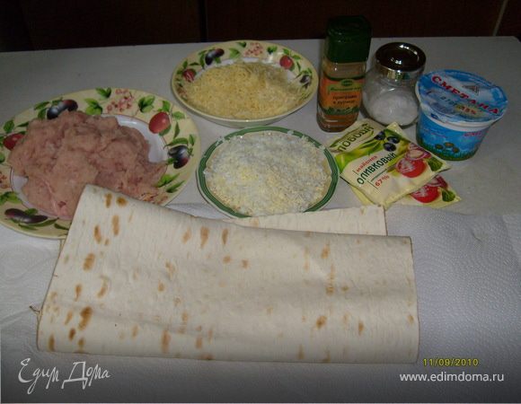 Лаваш разделить на 2 части.Яйца отварить.Сыр и яйца натереть на мелкой терке.