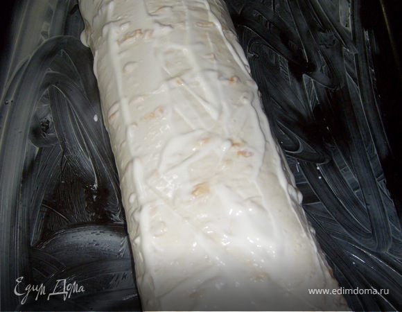 Свернуть лаваш с начинкой в рулет,выложить его на смазанный  маслом противень.Лаваш смазать сметаной.   