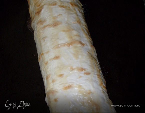 поставить выпекать до румяной корочки на 35-40мин. Остывший рулет порезать на порционные кусочки.Рулет подавать как в горячем, так и в холодном виде.