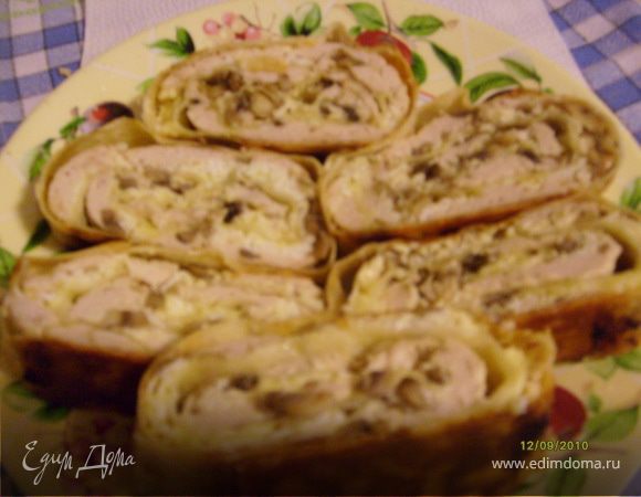 В рулет можно добавить различные добавки рыбу,грибы,разл.виды фарша.копчености, зелень и т.д.В данный рулет я добавила грибы шампиньоны-200гр их я добавила после куриного фарша.