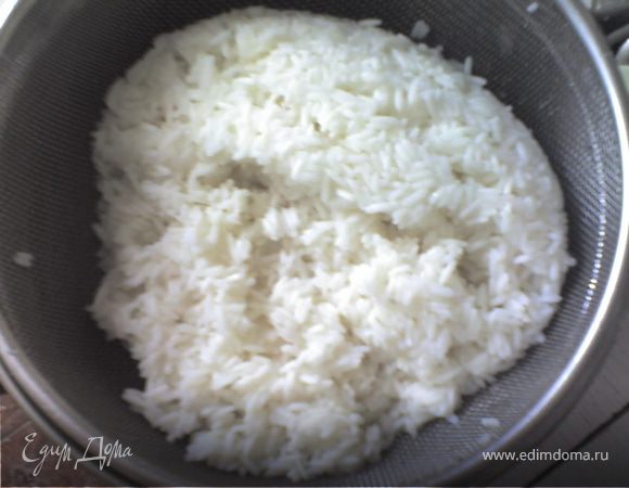 Рис отварить в подсоленной воде.Варить 5 мин. после закипания.