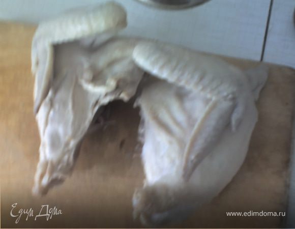 Мясо вытащить и разобрать.Порезать мелко.