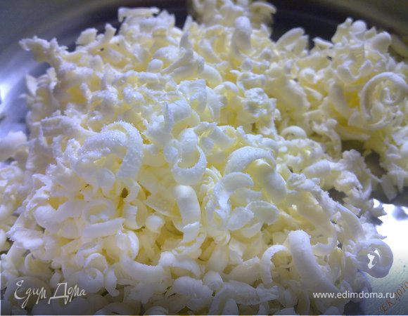 Для приготовления теста масло растереть с мукой до состояния "хлебных крошек", добавить сахарную пудру и еще раз перемешать.