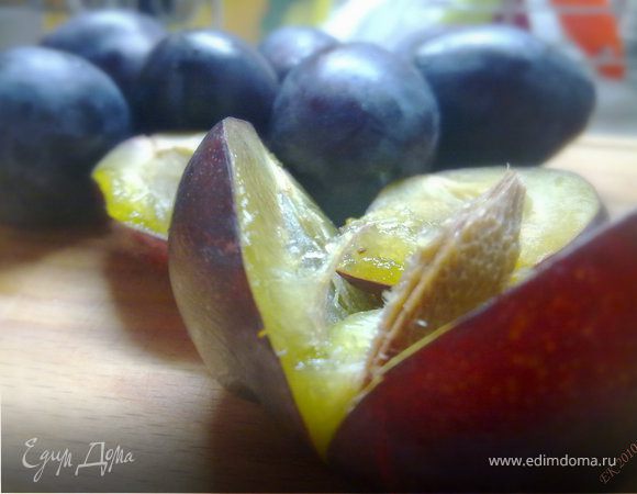 Сливы разрезать пополам и убрать косточки. 