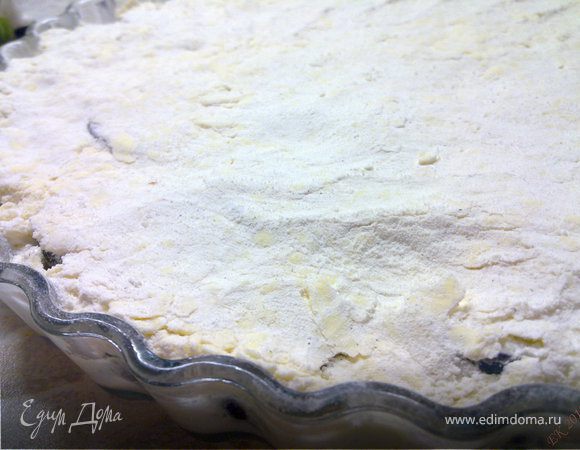 Сливы посыпать тестом и немного утрамбовать.