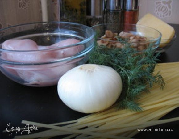 Подготовим все ингредиенты. Филе порежем на небольшие кубики, нашинкуем мелко лук. 