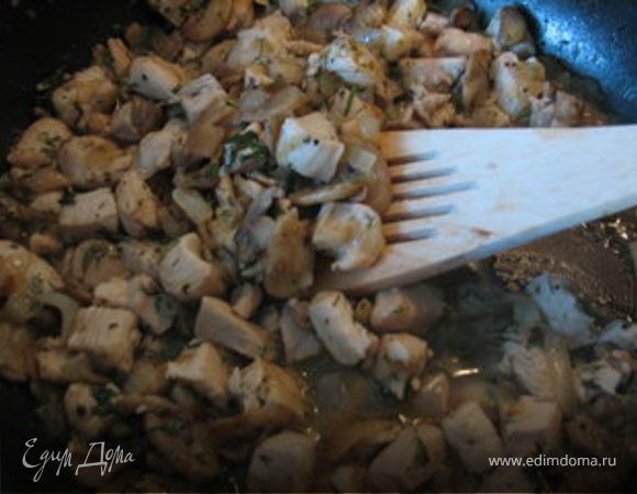 Разогреем сковороду. Добавим 30 гр. Сливочного масла и немного оливкового. Обжарим лук до золотистого цвета. Добавим грибы, жарим 5-7 минут, затем курицу и обжариваем все хорошо еще 5 минут.
Когда курица прожарилась, добавляем специи и вино, накрываем крышкой и тушим 5 минут.