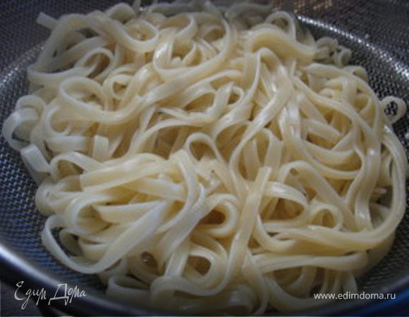 Пока соус делается приготовим макароны. В большой кастрюле вскипятим воду, посолим, добавим 10 гр. сливочного масла, варим лапшу 7 минут. Главное не переварить! Паста должна быть чуть не доварена, как говорят в Италии, аль денте. 