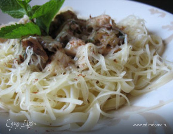 Если соус получился густой, немного разбавьте его  водой, в которой варилась паста.
Подается блюдо порционно. Каждую порцию  обильно посыпаю  тертым пармезаном.