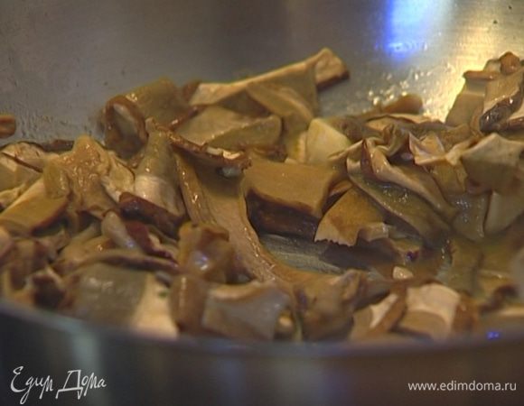 Разогреть в сковороде 1 ст. ложку оливкового масла, 1 ч. ложку сливочного масла, добавить чеснок и грибы, посолить, поперчить и, помешивая, жарить пару минут.