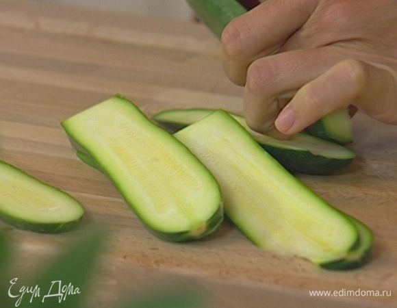 Цукини нарезать вдоль тонкими пластинами.