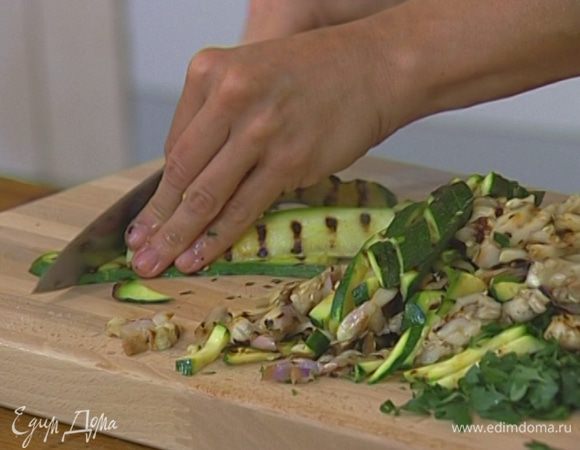 Баклажаны и цукини обжарить на гриле с обеих сторон, а затем нарезать тонкими, как спички, полосками, соединить с мятой и петрушкой, посолить, поперчить, сбрызнуть соком лимона и полить 2–3 ст. ложками оливкового масла.