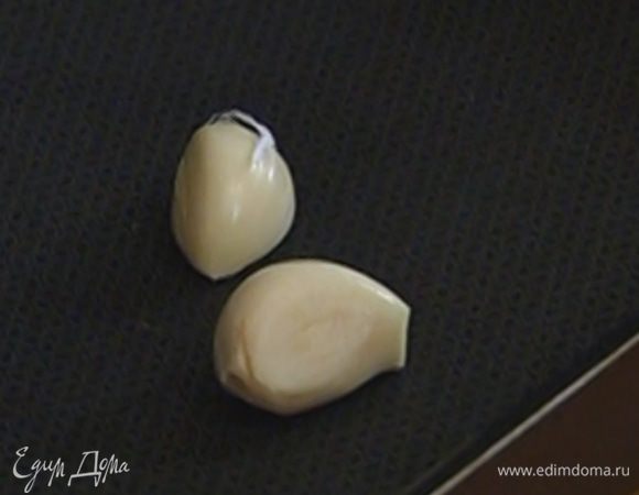 Разогреть в небольшой сковороде 3 ст. ложки оливкового масла, обжарить почищенный чеснок до золотистого цвета и вынуть. В чесночное масло добавить измельченную чиабатту, помешивая, подержать на огне 1–2 минуты и выложить сухари на бумажное полотенце.