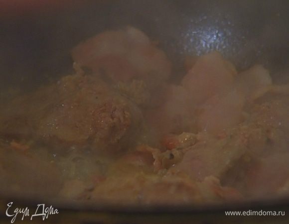 Влить бульон и тушить еще 2–3 минуты.