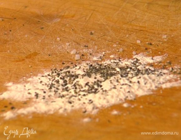 Муку смешать со щепоткой соли и перца.