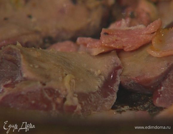 Обвалять в получившейся панировке печень, отправить ее в сковороду к бекону и жарить несколько секунд на каждой стороне.