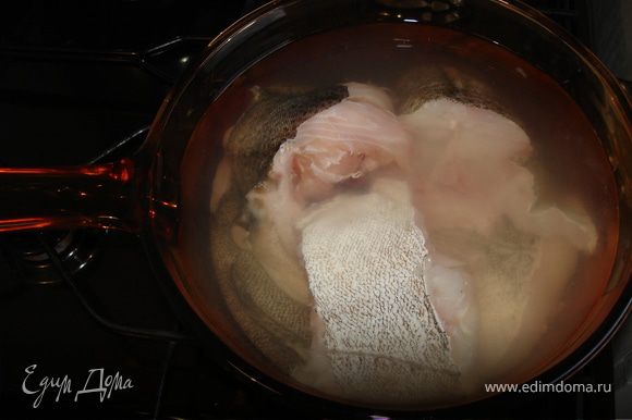 Очищенную рыбу разрезать на куски, залить водой, отварить. Готовые куски рыбы достать из бульона, оставить остывать.