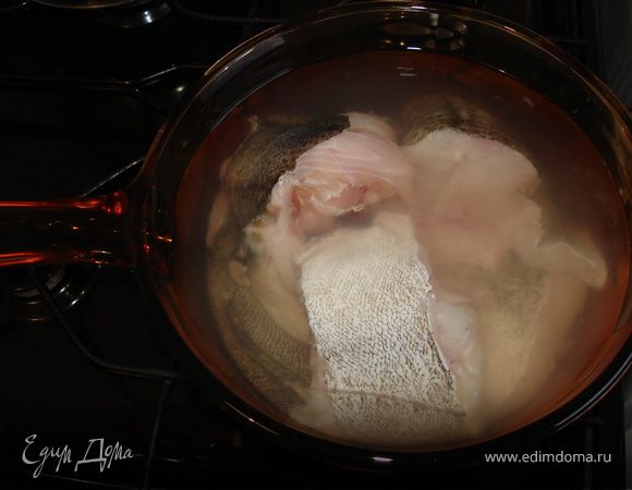 Очищенную рыбу разрезать на куски, залить водой, отварить. Готовые куски рыбы достать из бульона, оставить остывать.