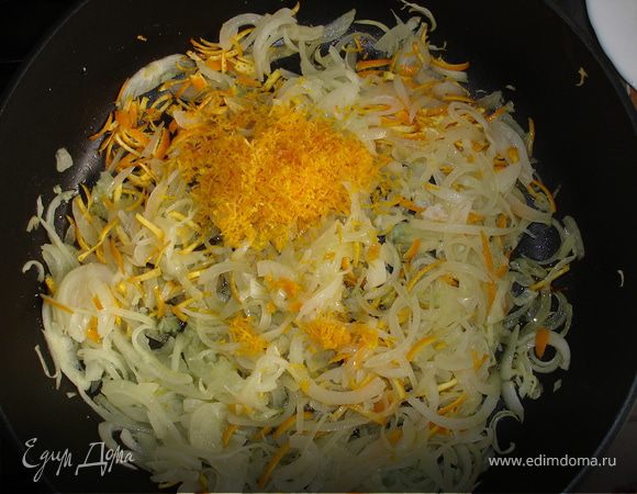 Репчатый лук нарезать тонкими полосками, чеснок порубить. Разогреть в сковороде оливковое масло, пассеровать в нём лук и чеснок. На мелкой тёрке стереть с апельсинов цедру. Добавить в сковороду вместе с частью бульона, томить в нём 8мин.