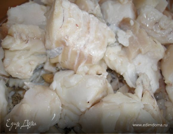 Остывшую рыбу разделить на небольшие кусочки, удалив кости. Полить рыбу лимонным соком.