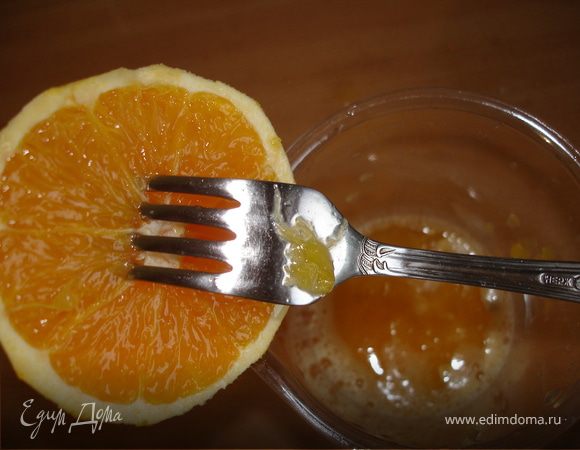 Апельсины разрезать пополам, выжать сок. Вручную удобно при помощи вилки.
