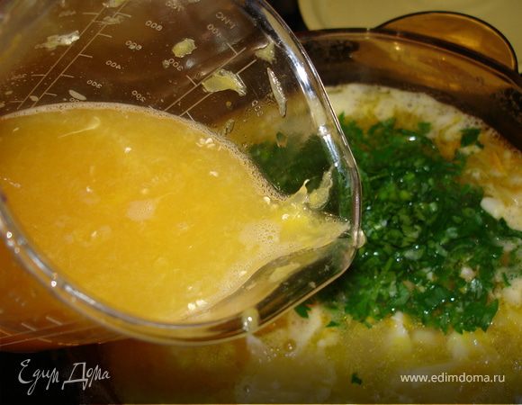 В закипевший бульон выложить содержимое сковороды, кусочки рыбы, томить в нём 5мин. Добавить мелко рубленную петрушку, приправить апельсиновым соком, солью, молотым чёрным перцем. Я добавляю 1ч.л. коричневого сахара. Через пару минут суп готов. Дать настояться.