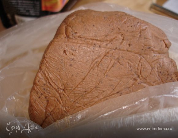 Масло должно быть 82% жирности, не растительно-сливочный спред, что бы результат не получился разваливающееся-непредсказуемым. С кофе,а может и с какао можно попробовать пощедрей. У меня с ним проблем не было, поскольку я отмеряла продукты ст. ложками, наверно было многовато муки, плотное тесто, и печенюшки почти не увеличились в размере, как у автора рецепта. Но это им не в минус:)Сахарная пудра вместо кристаллического сахара делает консистенцию печенья очень однородной.
Размягчённое сливочное масло растереть с сахарной пудрой, добавить кофе, какао, тщательно соединить, ввести муку, вымешать до однородности. Готовое тесто завернуть в пищевую плёнку, убрать в холодильник на 1ч.