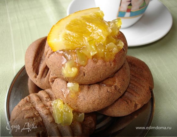 Возможно, я ошиблась с количеством сахарной пудры, мне показалось немного несладко. Вкуснее были печенья, дополненные кусочком фрукта или ягодой из варенья. Апельсиновое усилило шоколадный вкус печенья:) 