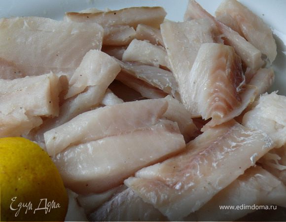 Рыбное филе вымыть и обсушить( если у вас замороженное-предварительно разморозить).Посолить, поперчить, сбрызнуть лимонным соком.Чеснок мелко порезать, луковицу на полу-кольца,Шпинат не очень мелко порубить( в случае с размороженным - не нужно)