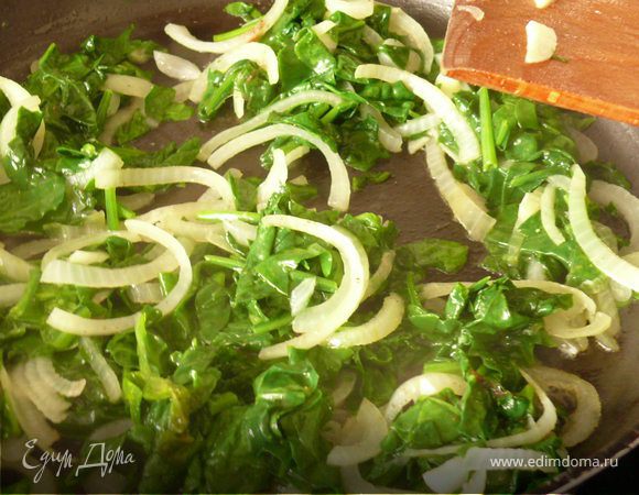 В сковороде на оливковом масле припустить лук, чеснок и шпинат.Приправить солью и перцем( совсем немного)