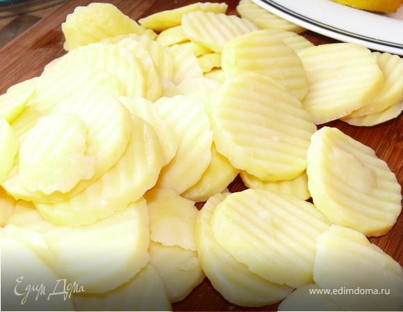 Отварной картофель почистить, и нарезать тонкими ломтиками